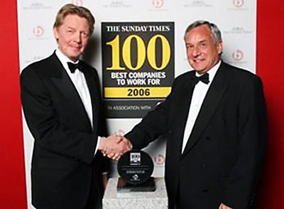 Mark Perowne (a la izquierda), director general de King Sturge en el Reino Unido, recibe el galardn