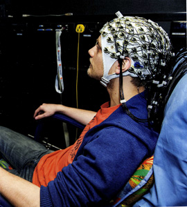 Fig.1 Exoesqueleto con 128 sensores EEG pegados al cuero cabelludo. Max Planch Research