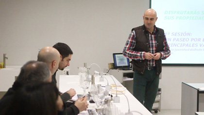Asier Arriluzea, emprendedor y promotor del proyecto, en una de las catas a enlogos y profesores de la Universidad de La Rioja...