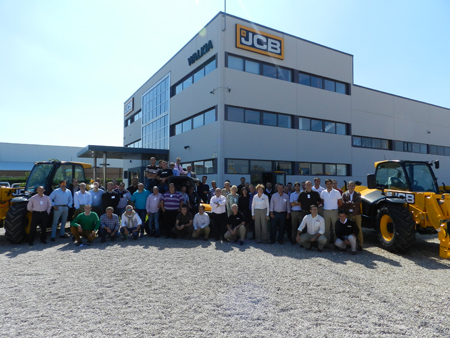 Foto de grupo en las nuevas instalaciones de JCB Espaa con todos los asistentes a la Convencin de Vendedores