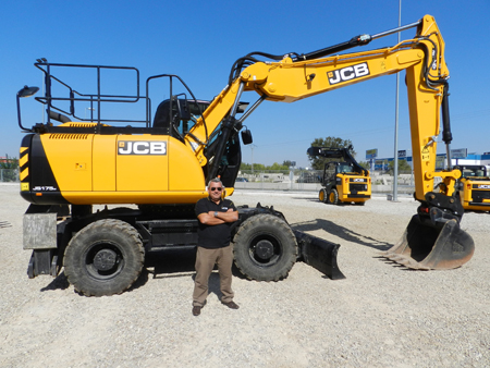 Manuel J. Sedeo, director comercial de JCB Espaa, junto a la excavadora de ruedas JS 175W