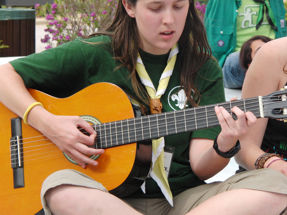 Uniforme scout actual chica con guitarra