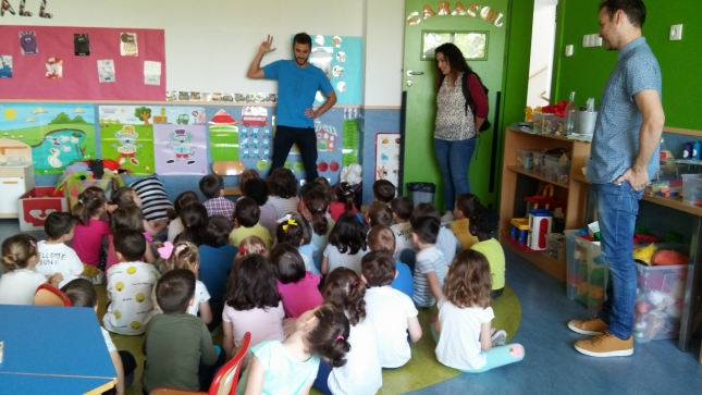 Un estudiante del SCRUM (Zaragoza) presenta a los escolares la ganadera y el trabajo veterinario