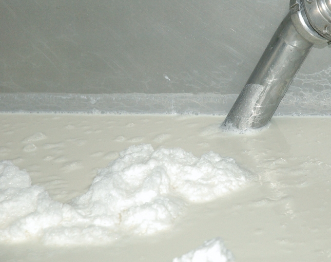 El litro de leche de oveja baj en origen un 3,1 % en marzo y el de cabra, un 0,2 %