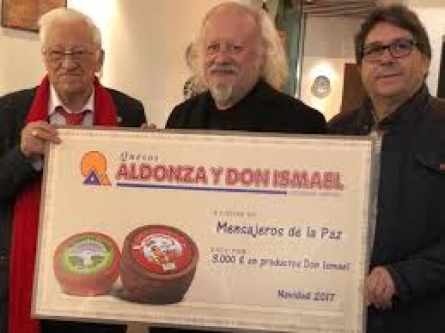 Juan Echanove dona 3.000  en productos de Quesos Don Ismael al padre ngel
