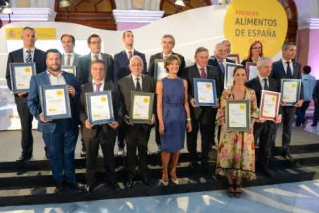 La ministra Isabel Garca Tejerina entrega a Ramn Artime el Premio Extraordinario Alimentos de Espaa 2016