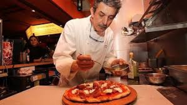 El pizzero Marquinetti, Cofrade de Honor del Queso Manchego