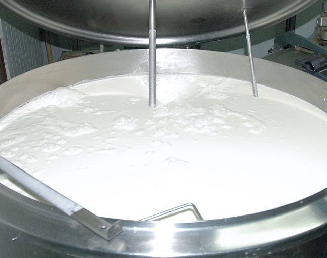 Un tercio de los ganaderos de caprino de Extremadura y Murcia venden leche a otras regiones
