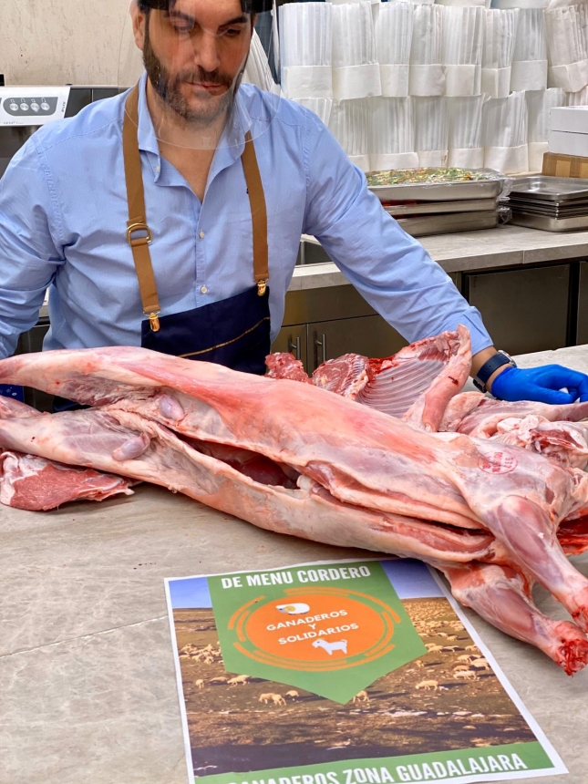 Corderos solidarios cocinados en el Restaurante Coque con dos estrellas Michel�n