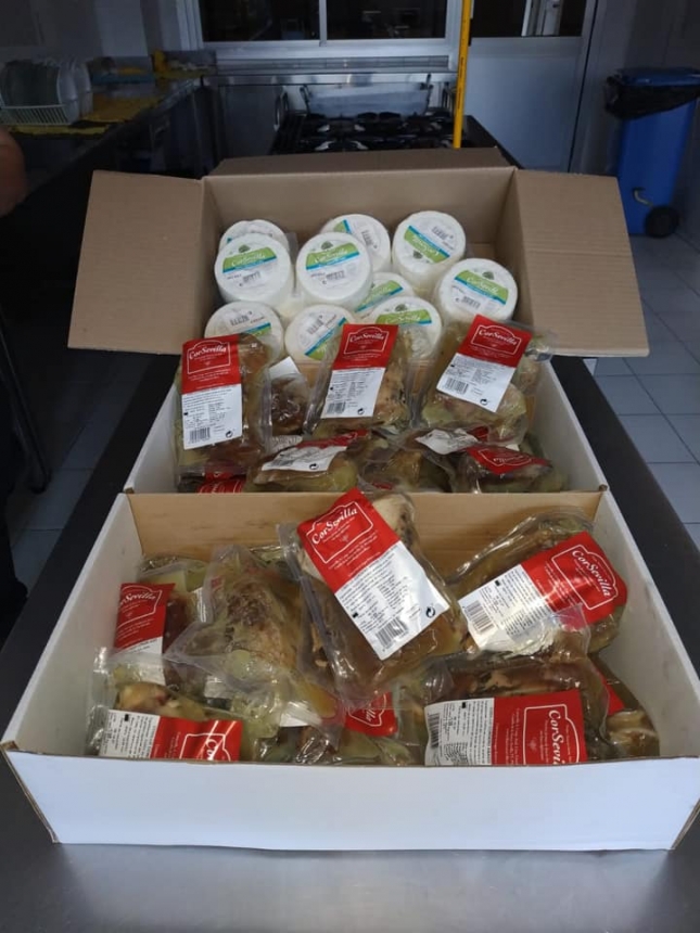 CorSevilla dona 220 kilos de queso fresco y 650 codillos de cordero a familias vulnerables
