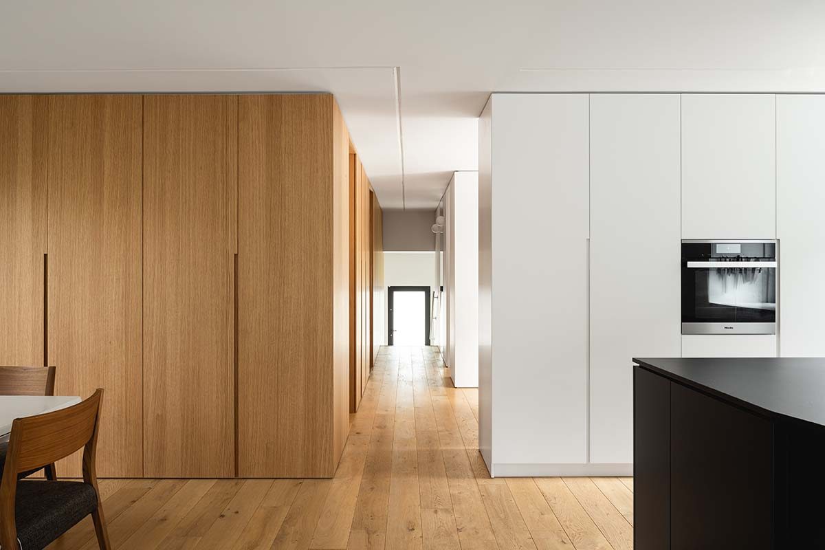 Espacio, luz y materialidad, claves para la reforma de esta vivienda por Paul Bernier Architecte