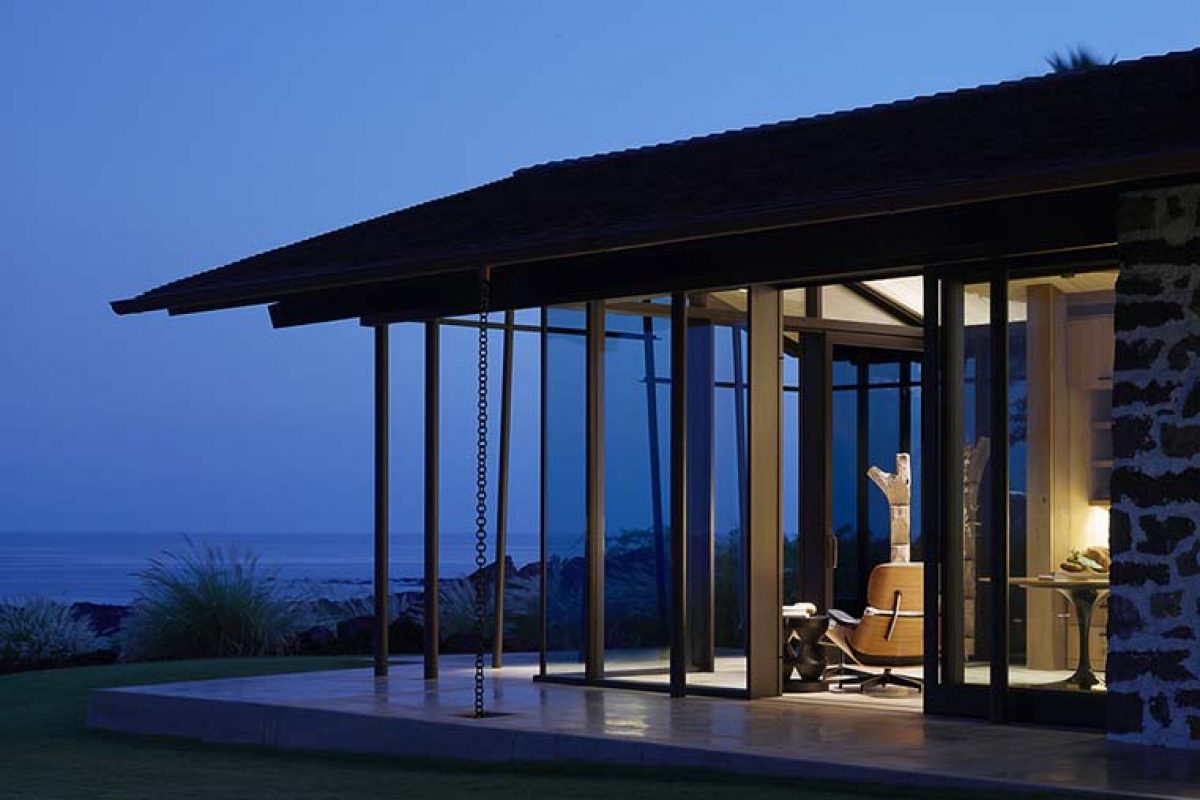 Walker Warner Architects se inspira en las aldeas tradicionales hawaianas para disear la Villa Makani Eka