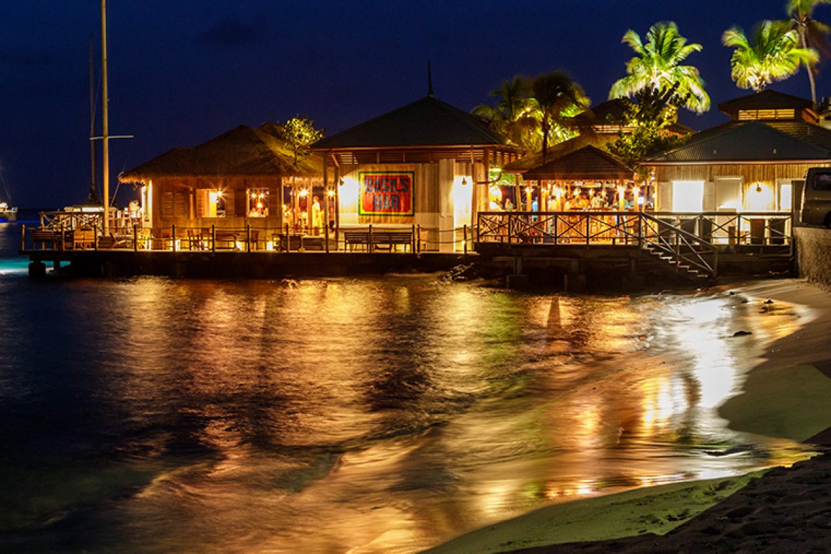 Philippe Starck renace el legendario Basils Bar de la isla de Mustique