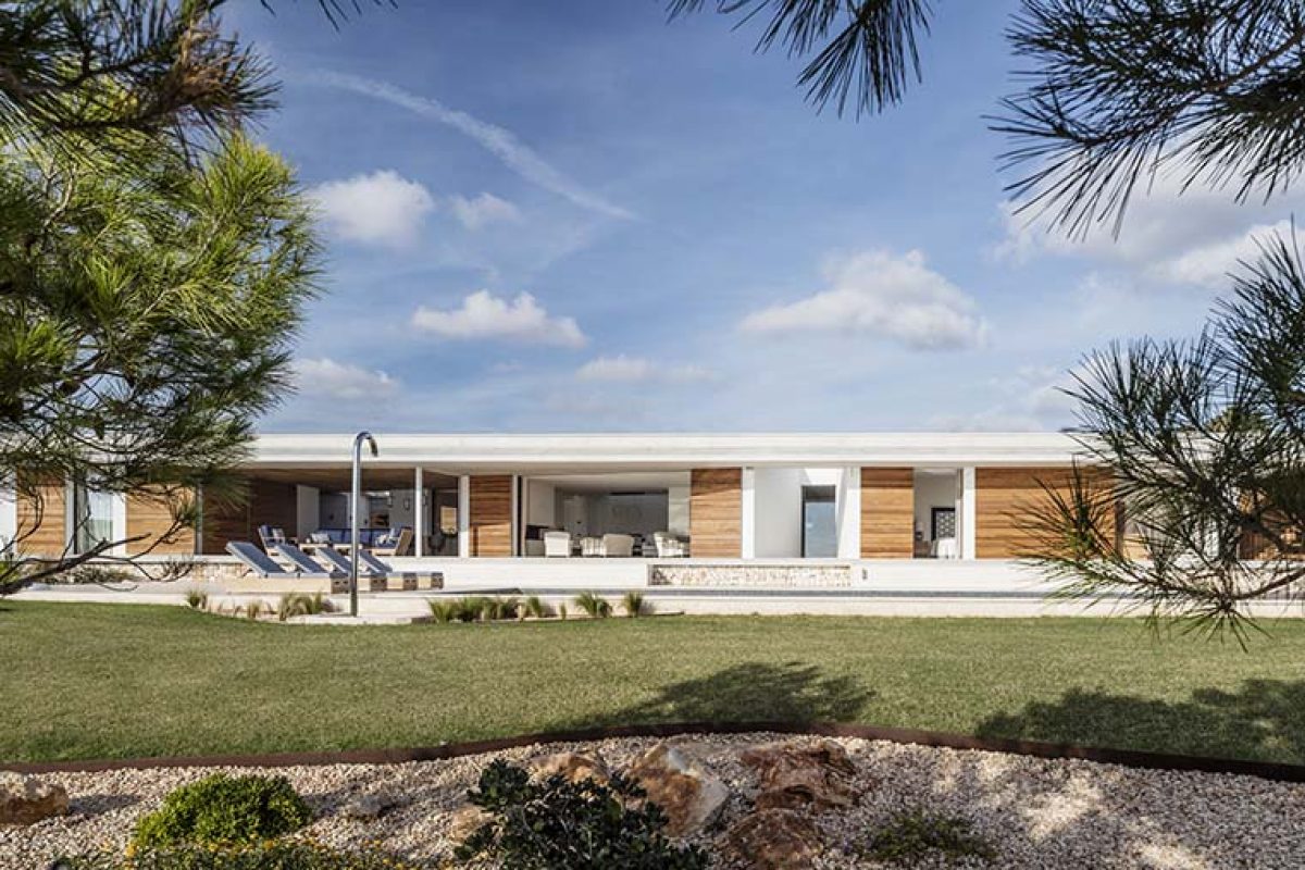 La Casa E, 42 m2 de fachada en el proyecto de Gabriel Montas Arquitecto en Menorca