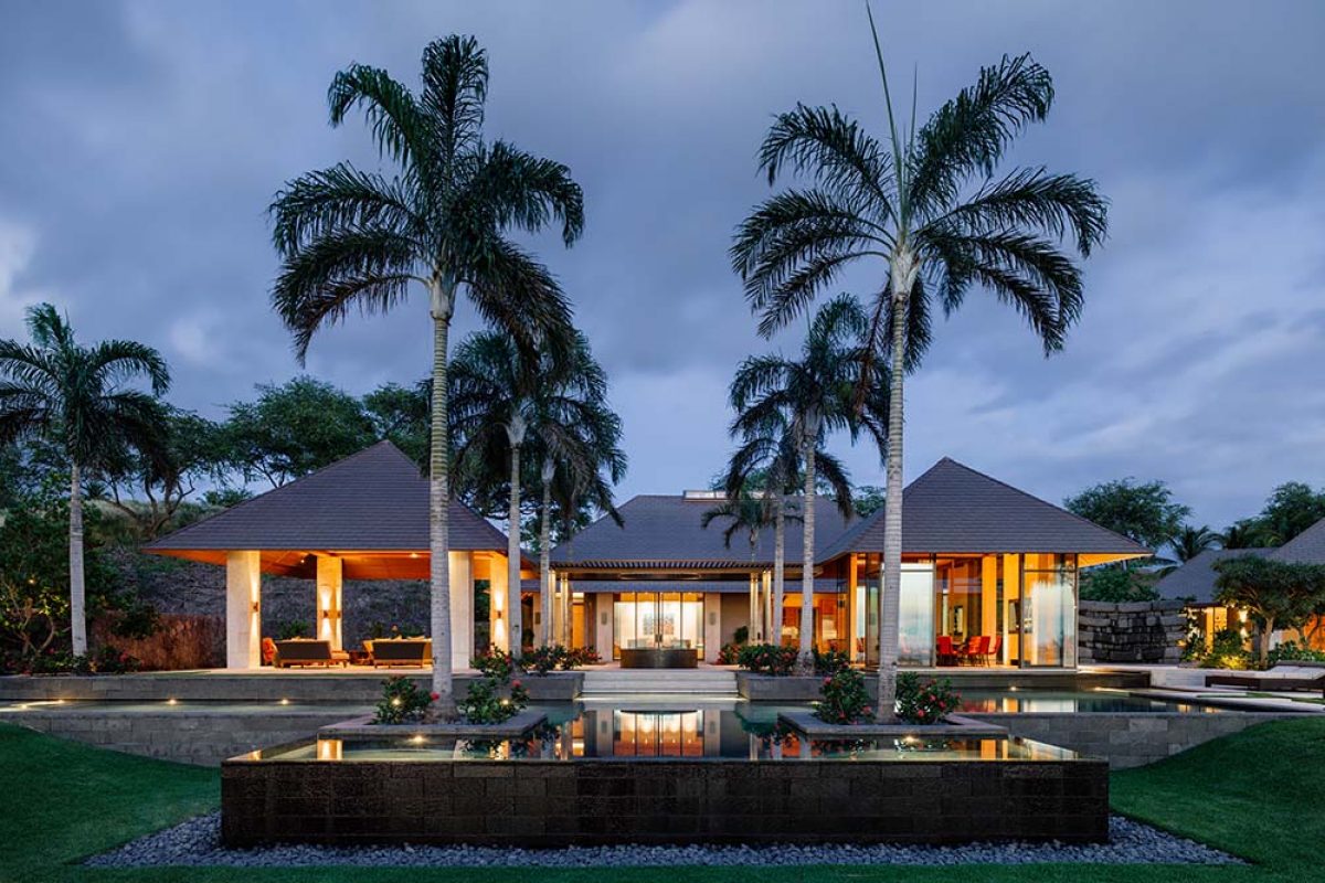 Kauhale Kai por de Reus Architects, una casa de modernos pabellones tropicales en la Isla Grande de Hawai