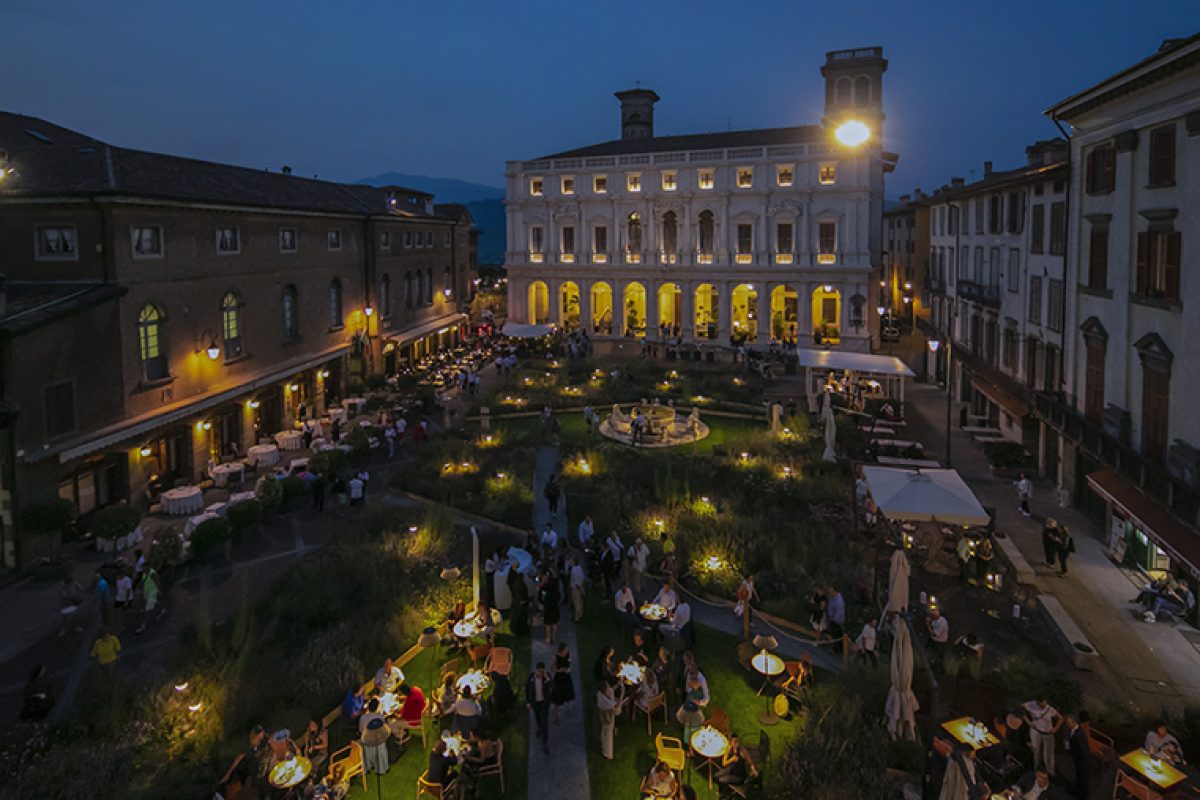 La armona entre el mobiliario exterior de Pedrali y los fabulosos jardines del festival I Maestri del Paesaggio de Bergamo