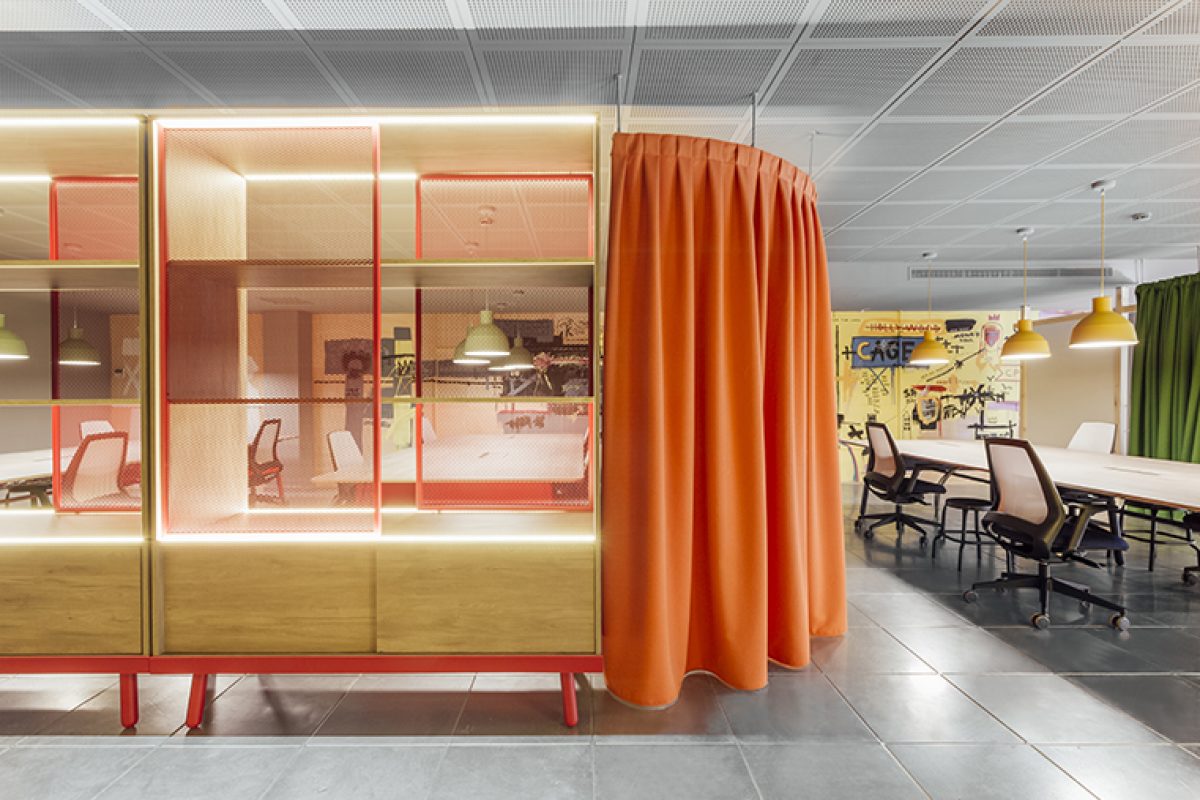 Las nuevas oficinas de The Story Lab en Madrid proyectadas por Stone Designs nos trasladan a los aos 60, 70 y 80 de Nueva York