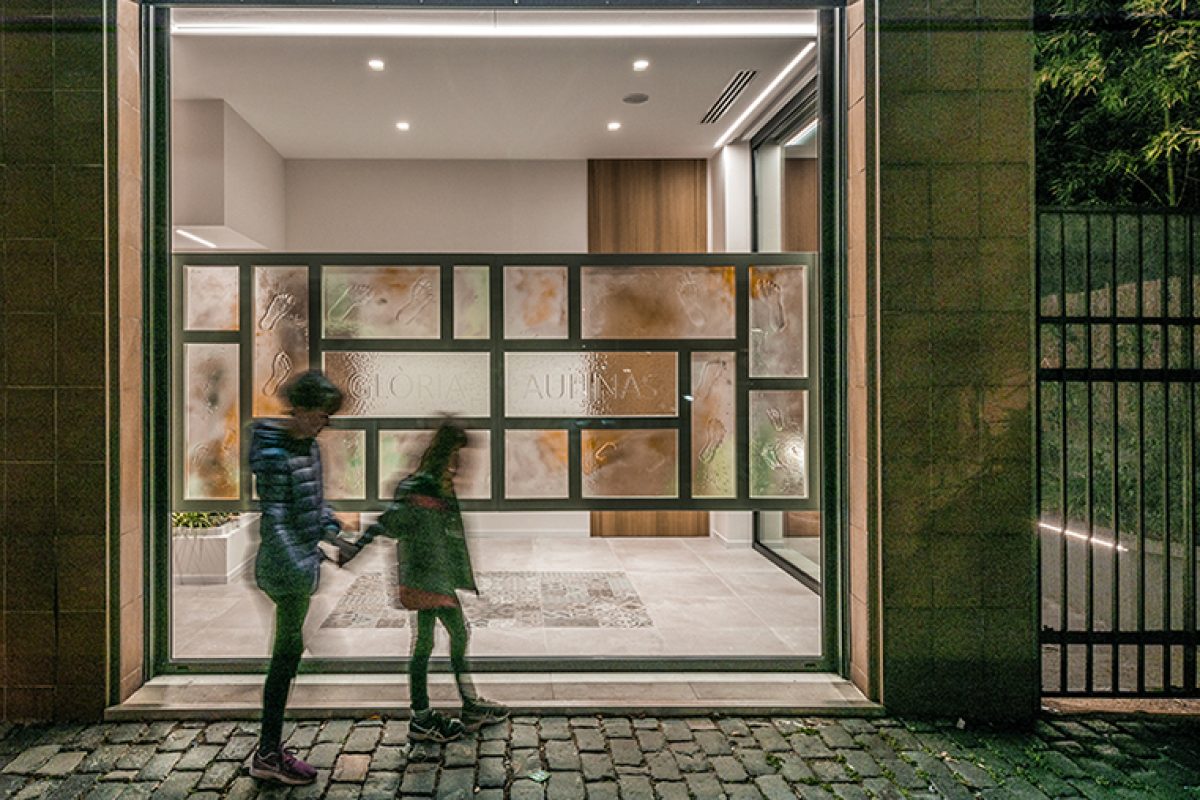 Luz, naturaleza y pies para el nuevo Centro de Podologa Gloria Aulinas, diseado por Dezain Architects
