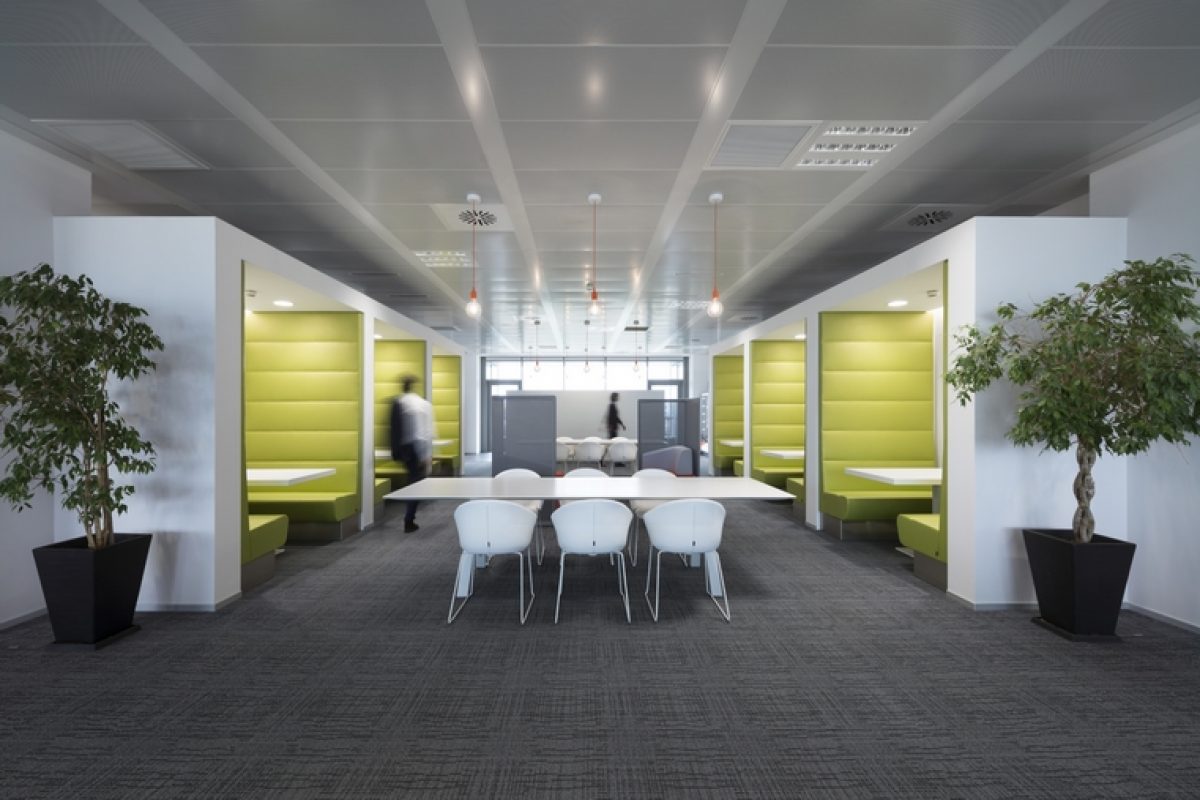 Lombardini22 elige Pedrali para equipar las nuevas oficinas y cantina de Sky. Un lugar de trabajo elegante y funcional que mezcla tradicin e innovacin