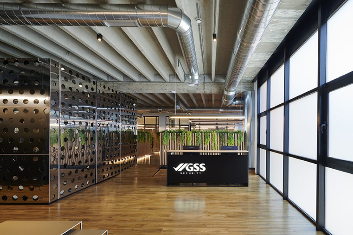 Alex March realiza el interiorismo de las nuevas oficinas de GSS Security. Un espacio con un marcado aire industrial y un punto futurista