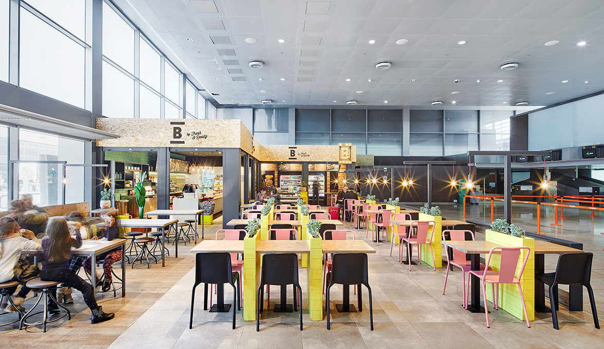 Breadway en el Aeropuerto de Barcelona, una cafetería funcional de aire  moderno y vanguardista diseñada por EME Concepts - Mobiliario