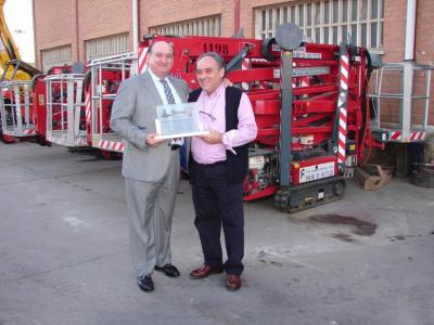 Mariano Moro, responsable de Hinowa en Espa�a, hace entrega de la placa conmemorativa.