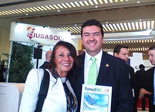 Gloria Graciela Ortiz, Delegada de FuturENERGY en Mxico entrega un ejemplar a Leonardo Beltrn Rodrguez Subsecretario de Planeacin y Transicin Energtica de la Secretara de Energa de la CFE