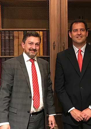 En la imagen: Calos Gmez-Cao, Director General para Espaa y Portugal; y Javier Basterrechea Serrano-Conde, Product Manager 