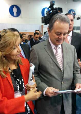 Esperanza Rico, Directora de FuturENERGY, con D. Pedro Joaqun Coldwell, Secretario de Energa del Gobierno Mexicano