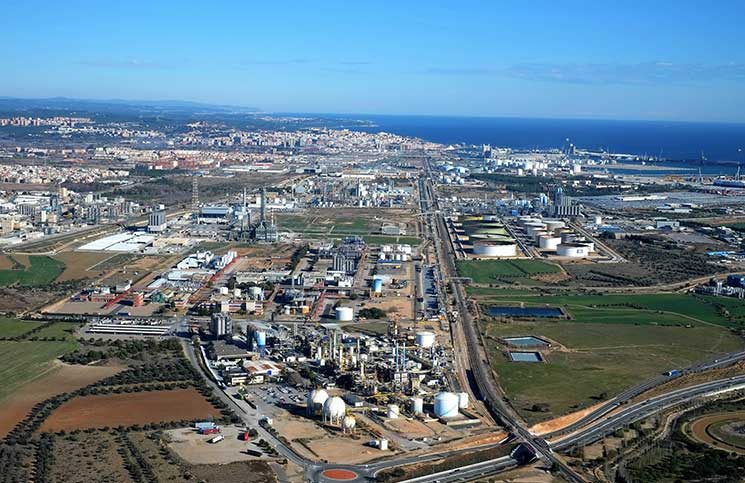 Panormica de las instalaciones del polgono petroqumico de Tarragona.